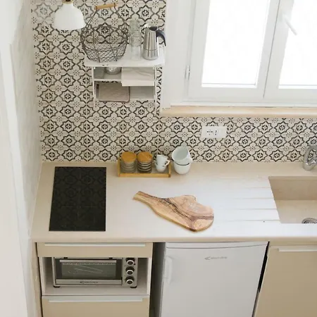 Vicolo - Tra La Piazza E Il Mare *