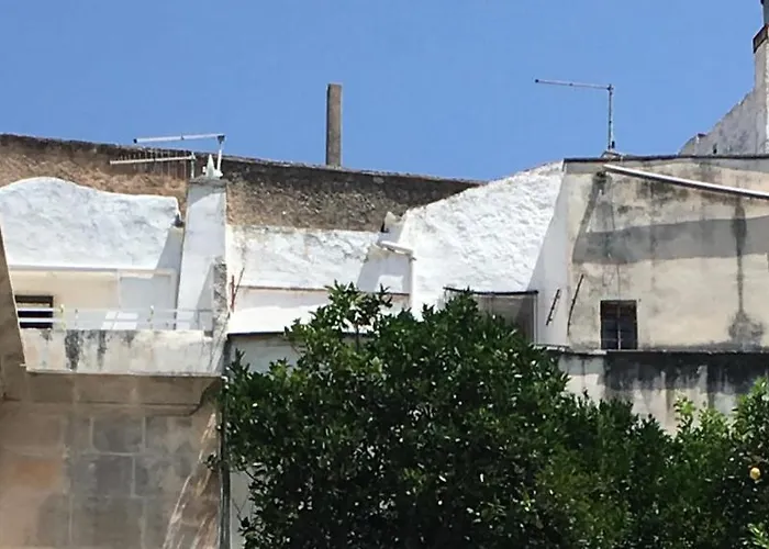 Vicolo - Tra La Piazza E Il Mare *