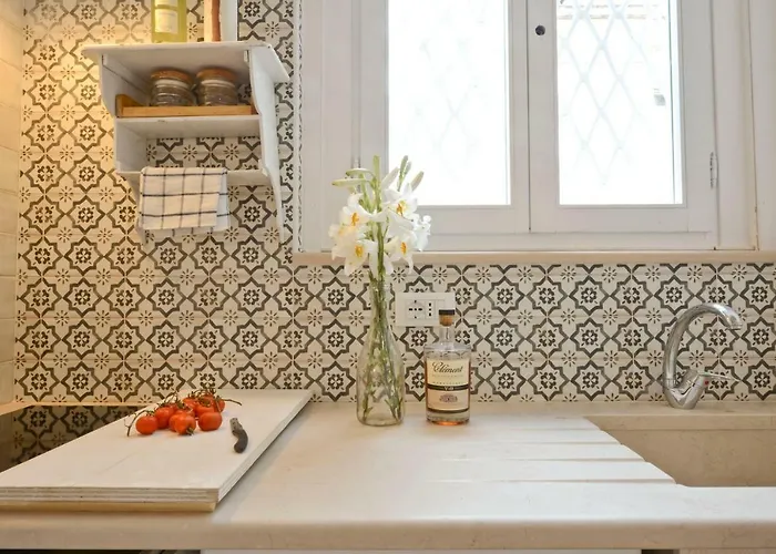 Vicolo - Tra La Piazza E Il Mare