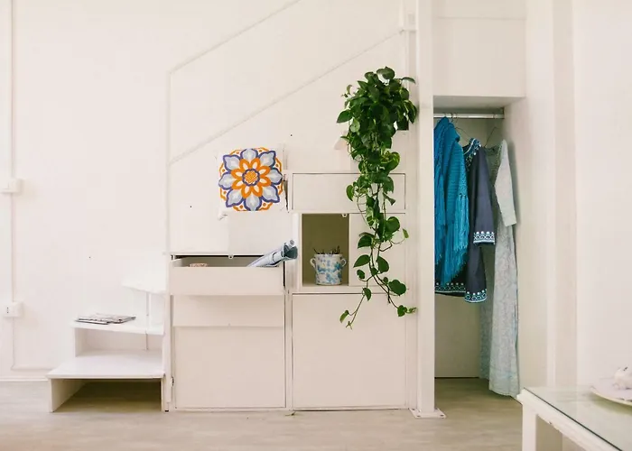 Vicolo - Tra La Piazza E Il Mare