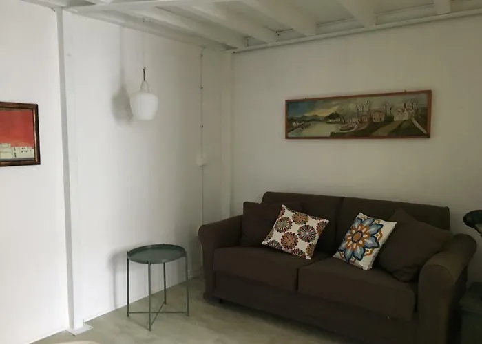 Vicolo - Tra La Piazza E Il Mare *