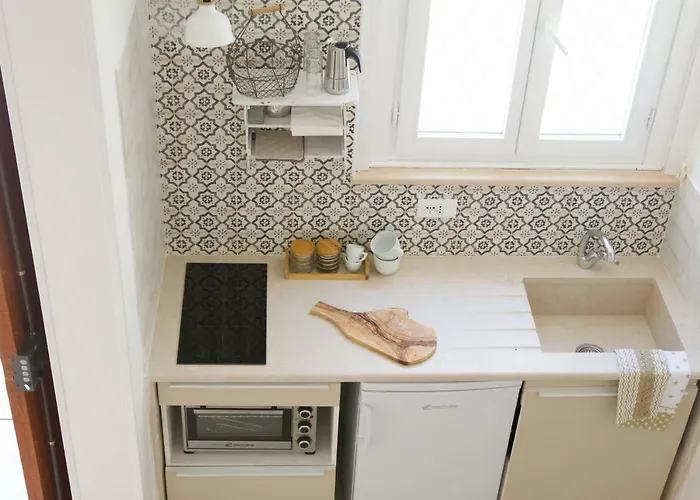 Vicolo - Tra La Piazza E Il Mare *